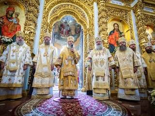 В Киево-Печерской лавре верующие УПЦ празднуют день памяти апостолов Петра и Павла